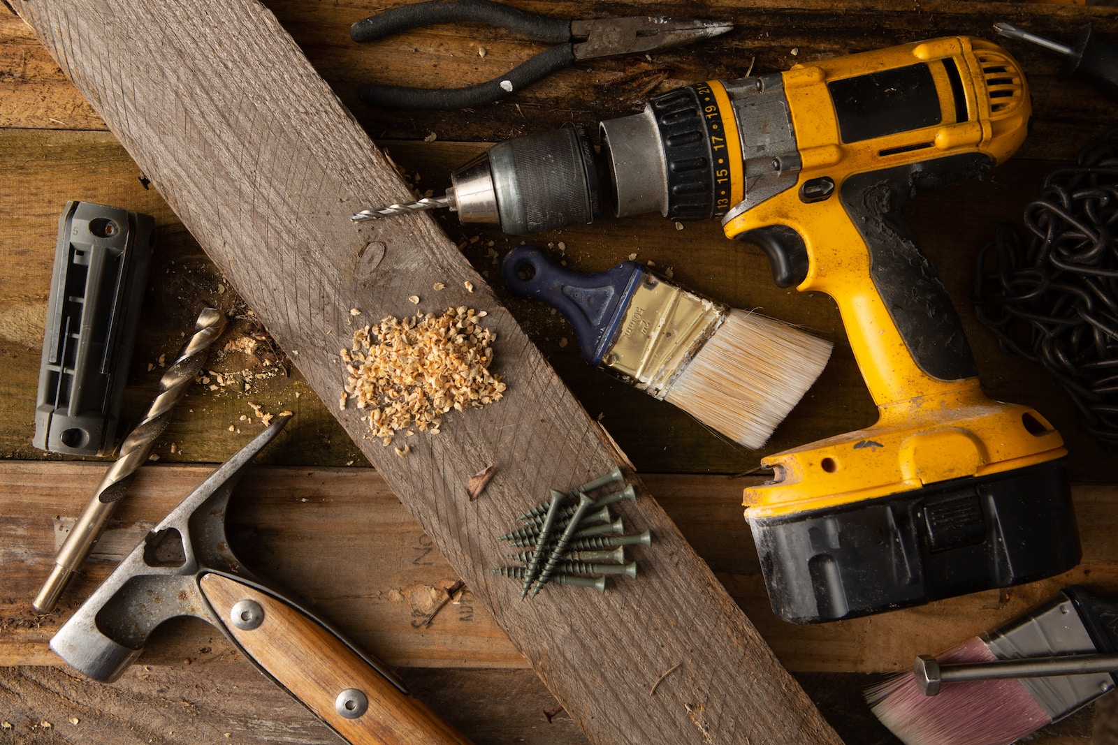 a couple of tools that are sitting on a table renotravaux