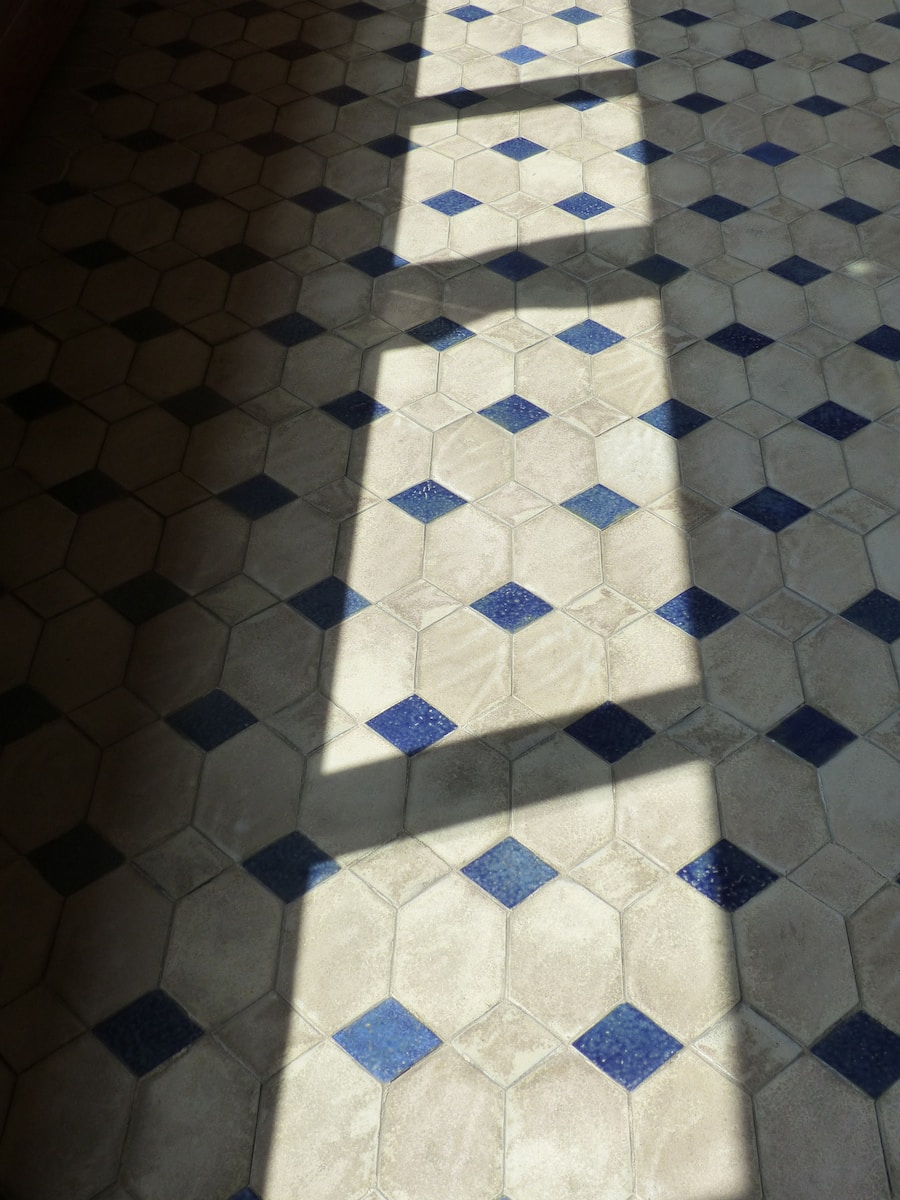 white and blue tiled floor renotravaux carrelage rénovation pose